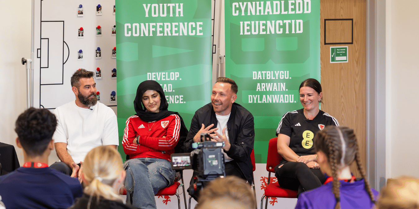 Partneriaeth Plant yng Nghymru a Chymdeithas Bêl-droed Cymru yn helpu i ymgorffori llais ieuenctid ar draws pêl-droed Cymru